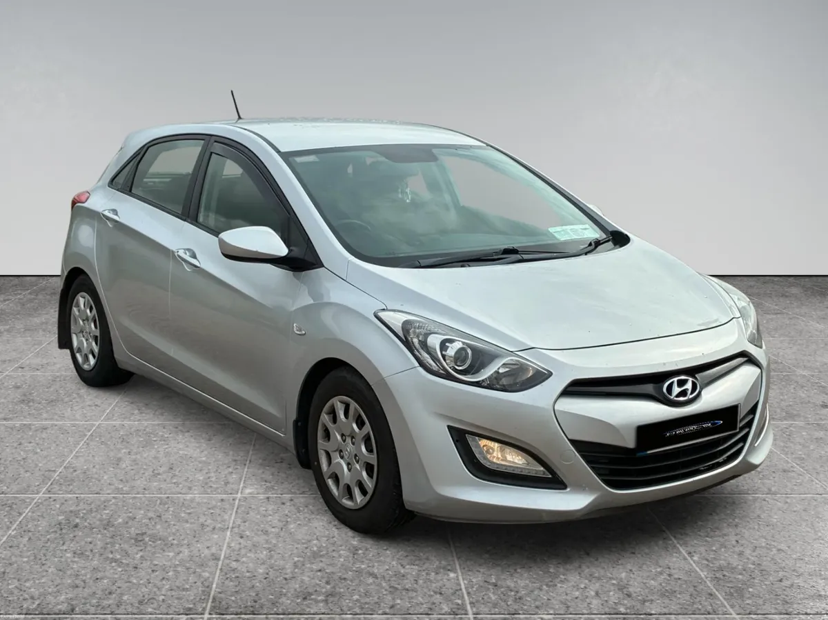 HYUNDAI I30 1.4 DSL CLASSIC 4DR - Image 4