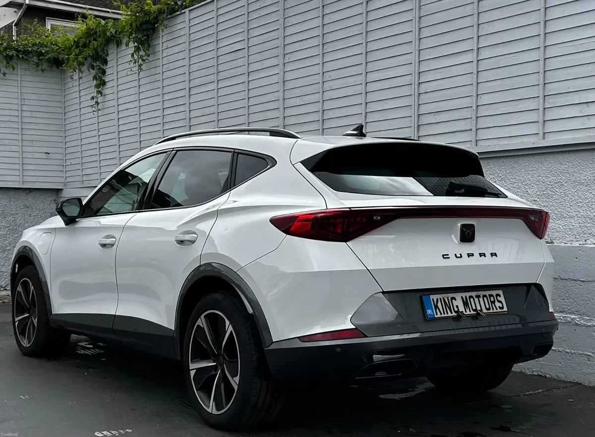 V1 PHEV S-A DSG / HALF-LEATHER / ONE OWNER - Image 6
