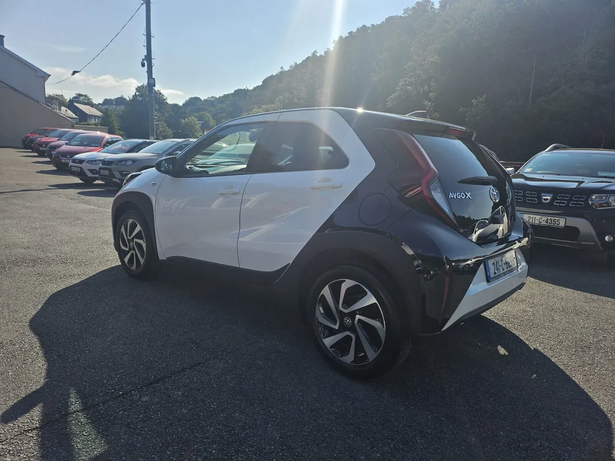 Toyota Aygo X 2024 1.0 Design Bitone White - Image 5