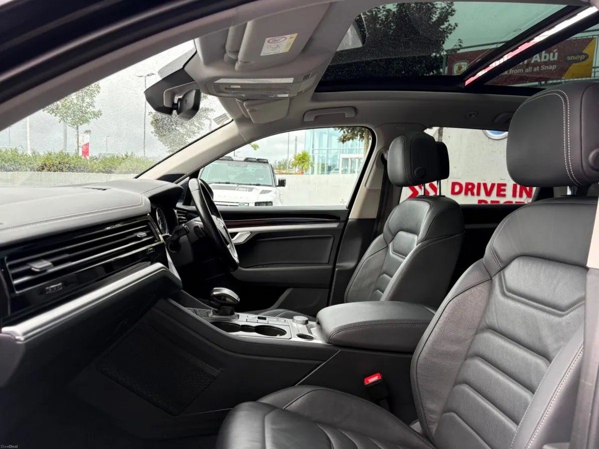 Volkswagen Touareg 3.0Tdi / Glass Roof / Head up d - Image 3