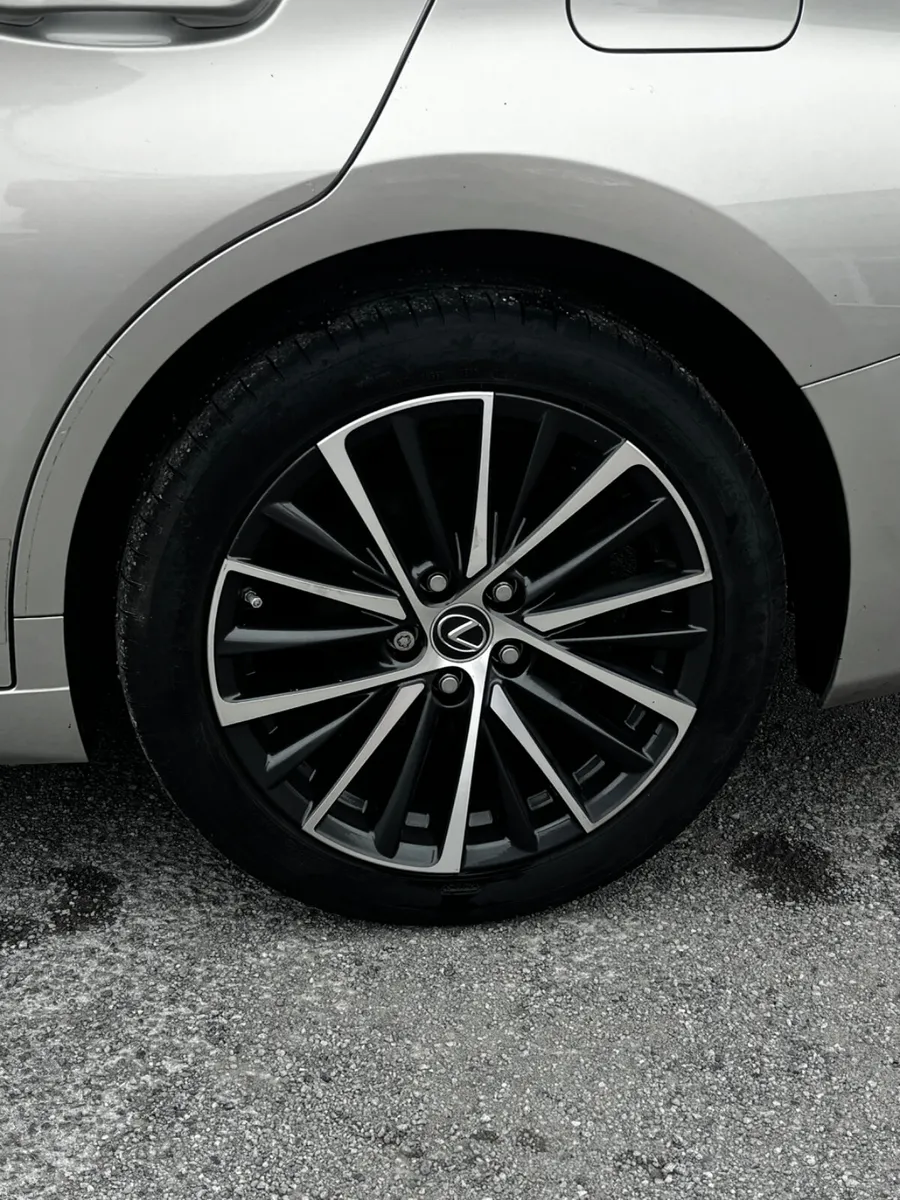 222 Lexus ES 300H Executive - Image 6