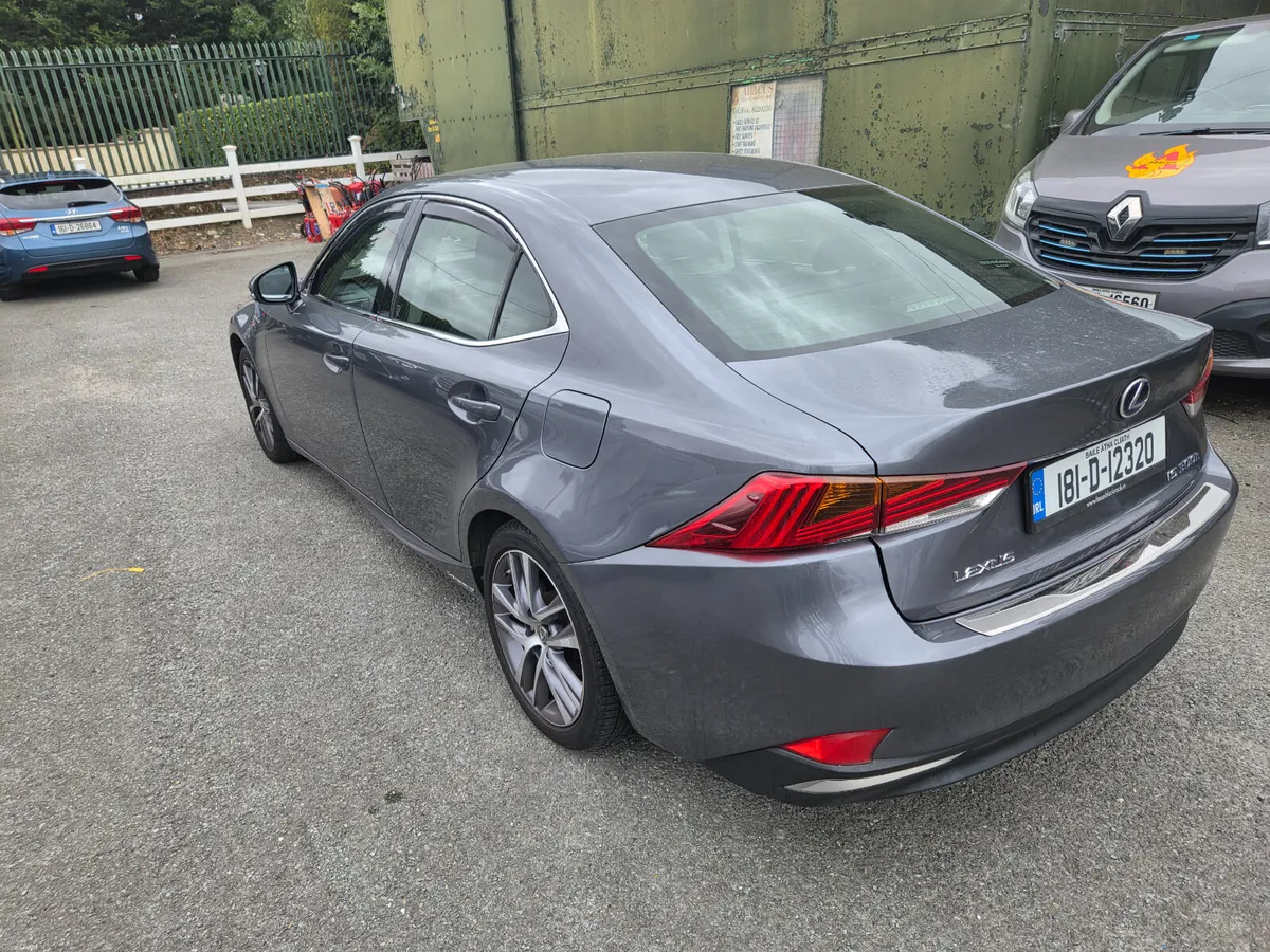 Lexus IS 300h Sport 2018 - Image 5