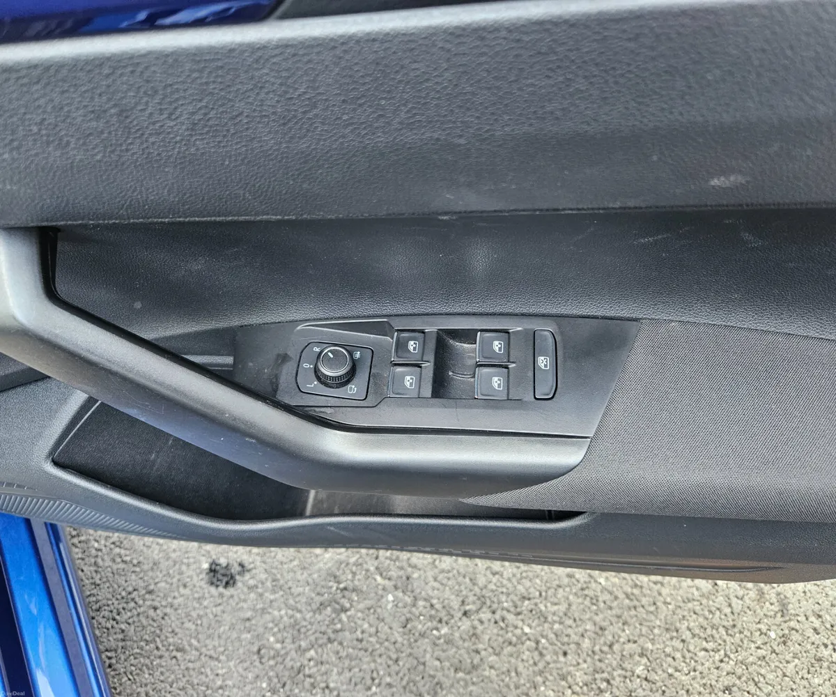 Volkswagen Polo 2019 Automatic 13.9K Km only - Image 6