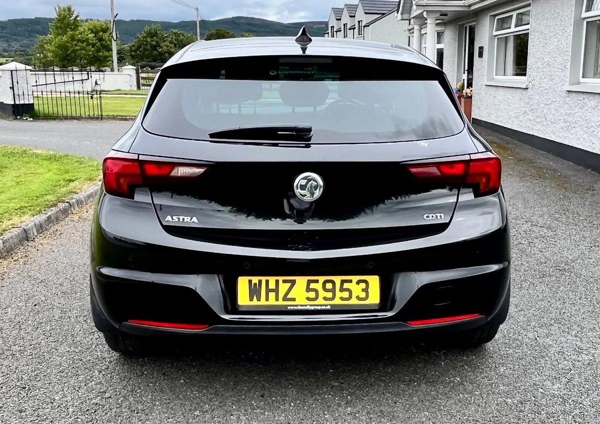 Vauxhall Astra 2017 -HIGH SPEC - MOT July 2027 - Image 4