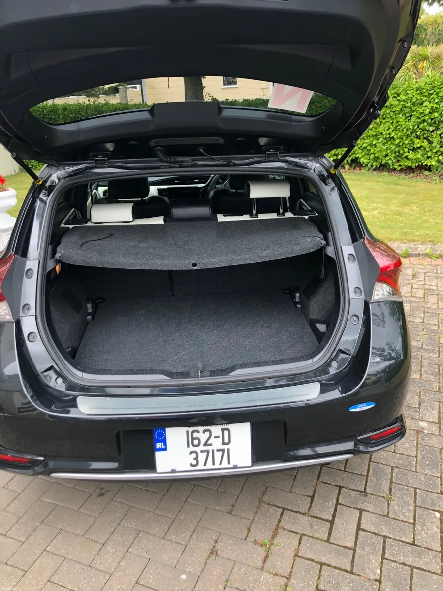 Toyota Auris - Hybrid - 2016 - Automatic 1.8 ltr - Image 6