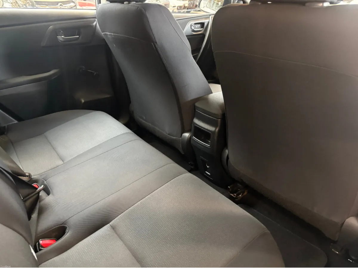 Toyota Auris 1.4 D-4D AURA TS 4DR - Image 2