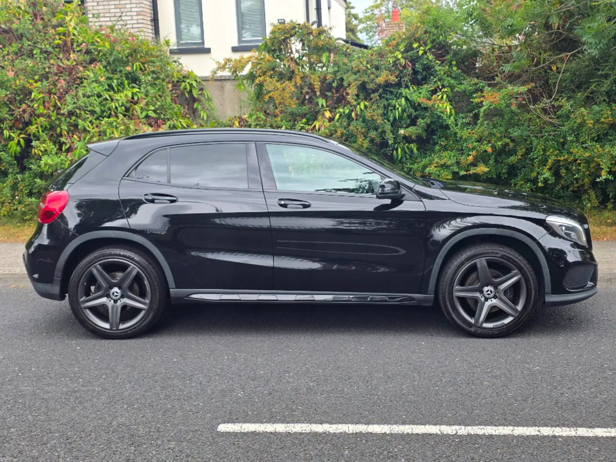 Mercedes-Benz GLA 220 D 4matic AMG Line Prem + - Image 2