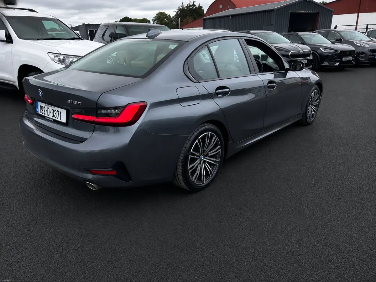 BMW 3-Series 2019 - Image 4