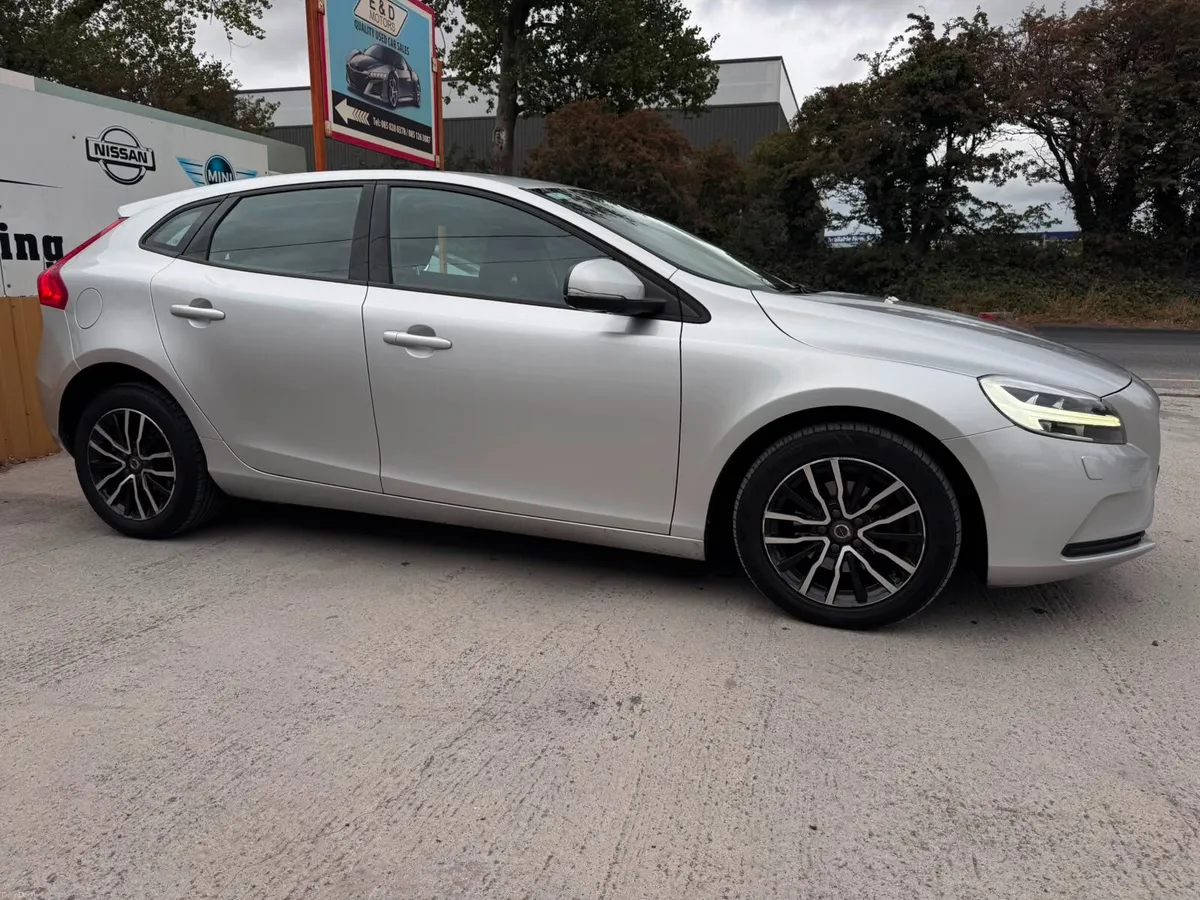181 Volvo V40 2.0D D2 (120hp) Momentum Edition - Image 4