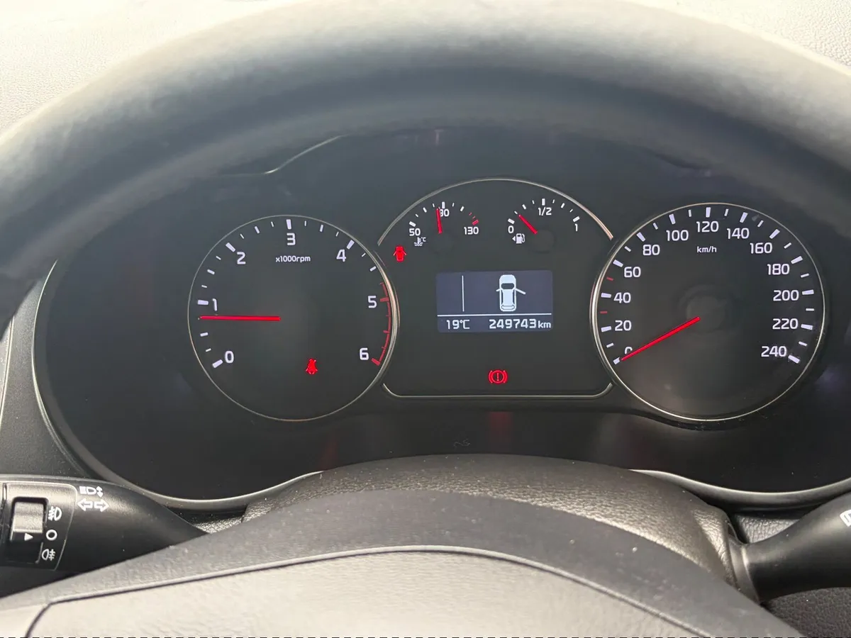 Kia Carens 2015 - Image 3