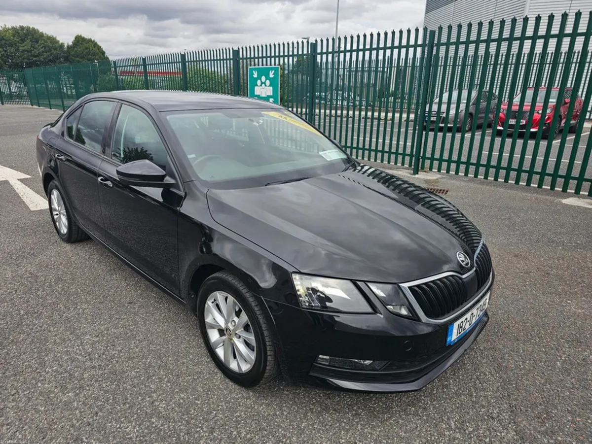 Skoda Octavia AMBITION MODEL, LOW MILEAGE, FULL SE - Image 4