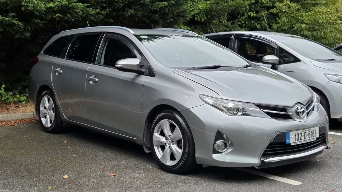 Toyota Auris 2013 - Image 2