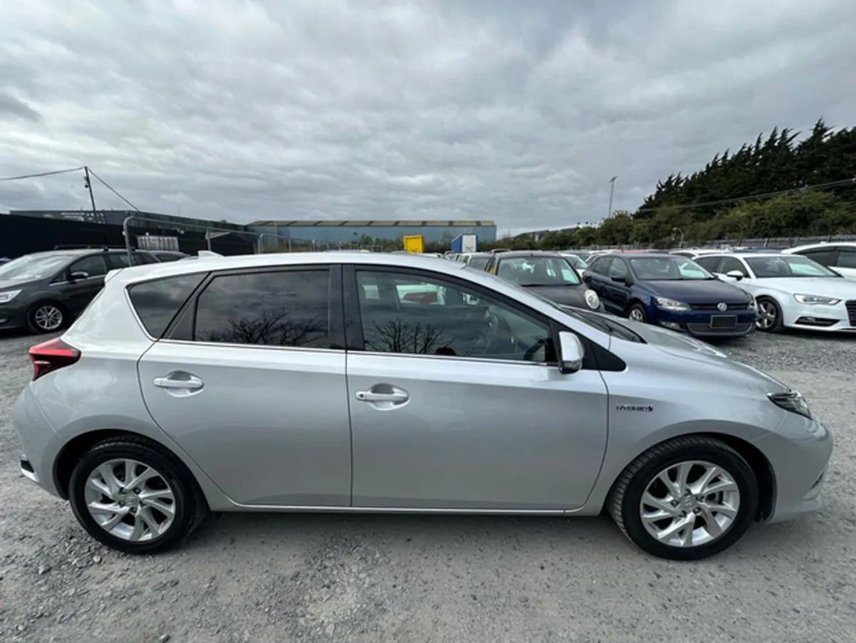 Toyota Auris 1.8L Automatic  Pertol Hybrid Low Mil - Image 6
