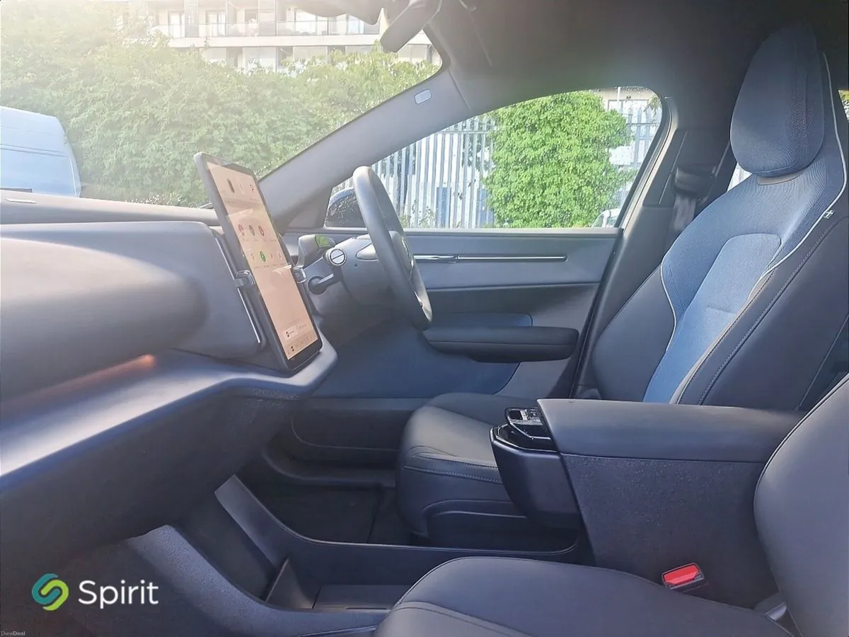 Volvo EX30 Fully Electric Extended Range Plus - Image 3