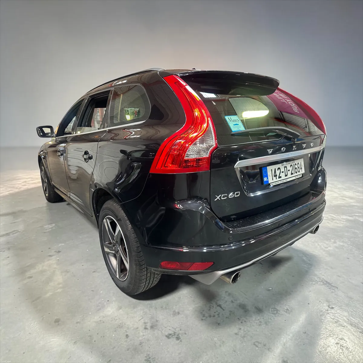 2014 Volvo XC60 D4 (181hp) FWD R-Design - Image 2