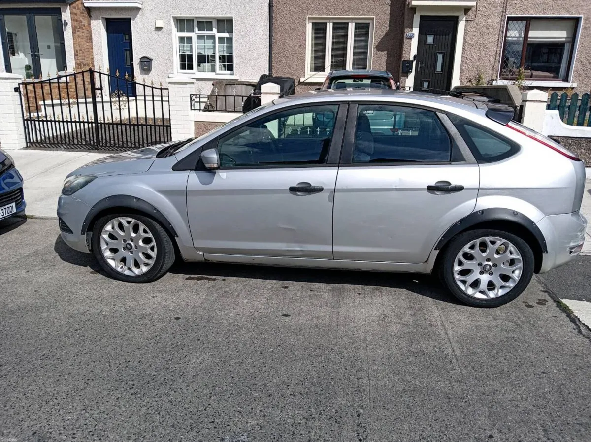 2010 Ford Focus - Image 2