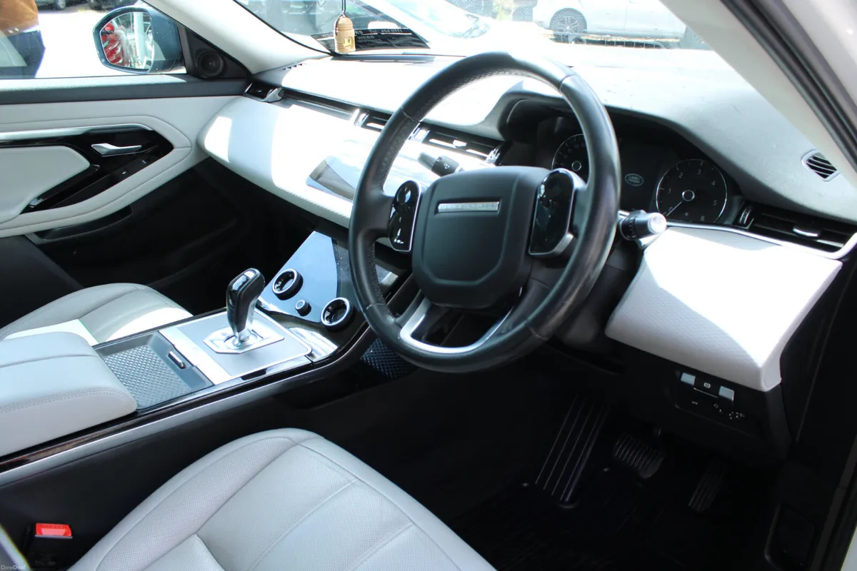 EVOQUE - S - 150BHP - AUTO - 4X4 - PANORAMA ROOF - Image 6