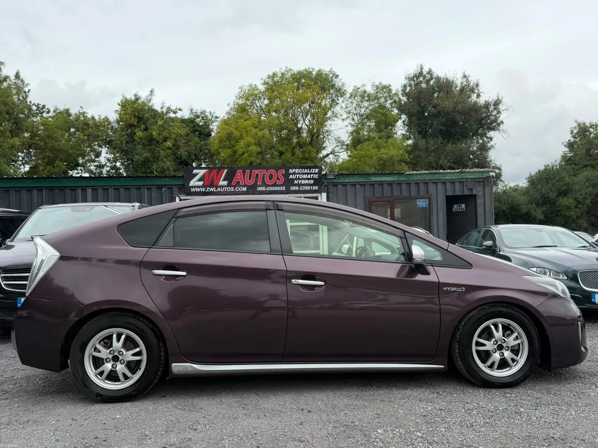 13 TOYOTA PRIUS HALF  LEATHER SEATS - Image 4