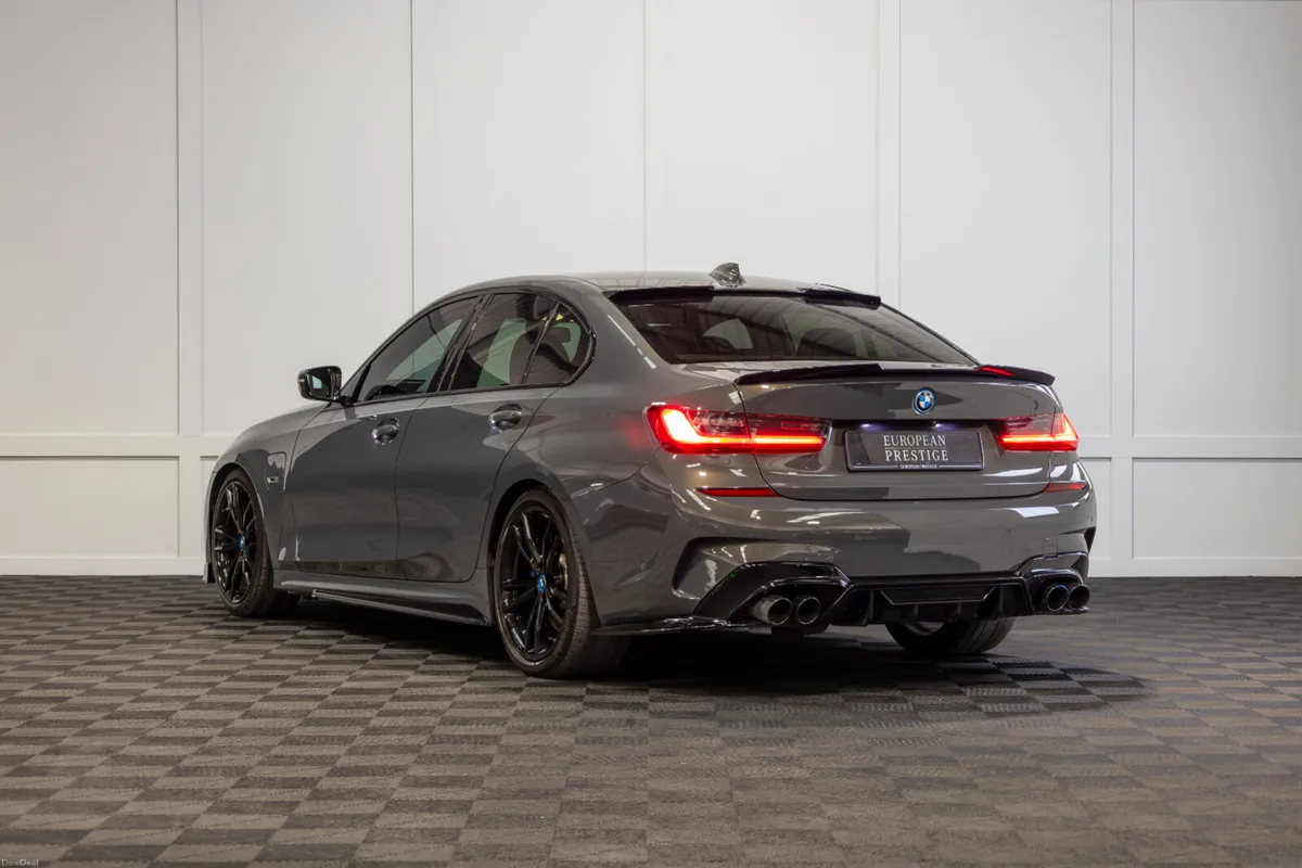 212 BMW 3-Series 330e M-Sport Pro - Image 4