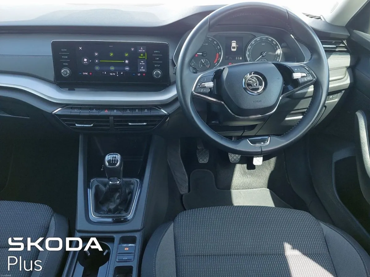 Skoda Octavia AMBITION 2.0TDI 115HP *KEYLESS START - Image 2