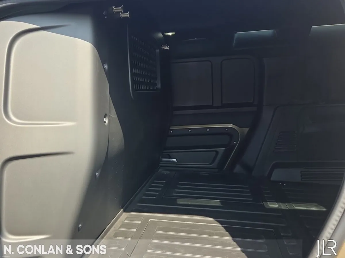 Land Rover Defender 110 3.0D X-DYNAMIC SE HARD TOP - Image 5