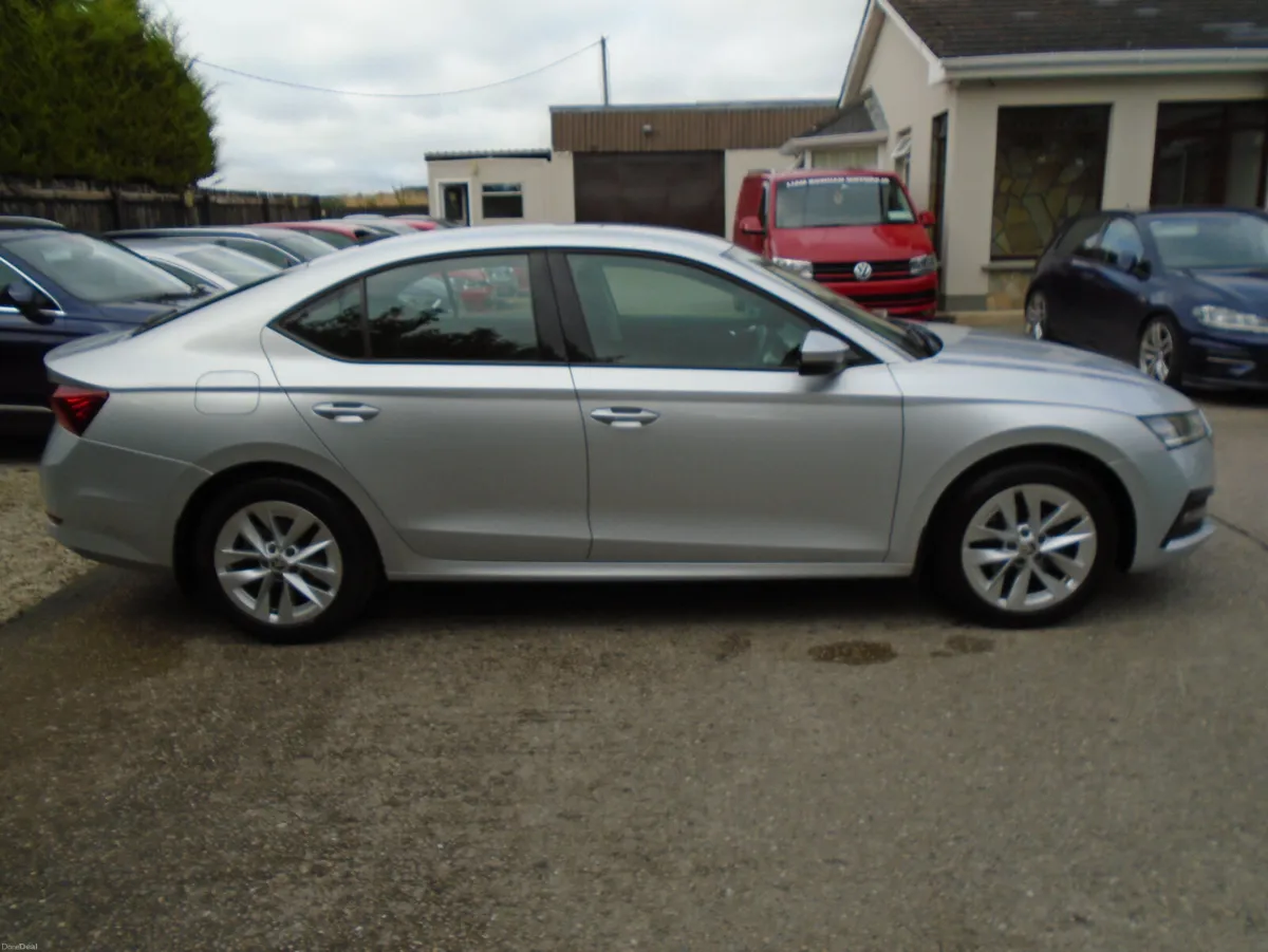 Skoda Octavia 2023,camera,fogs,parking sensors,1.6 - Image 2