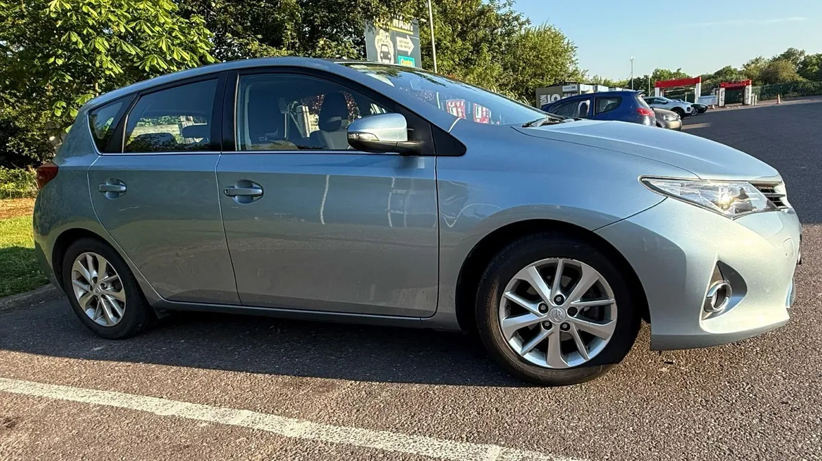 Toyota Auris 2014 - Image 2