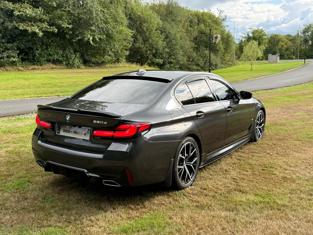 2022 bmw 520d m sport black leather - Image 4