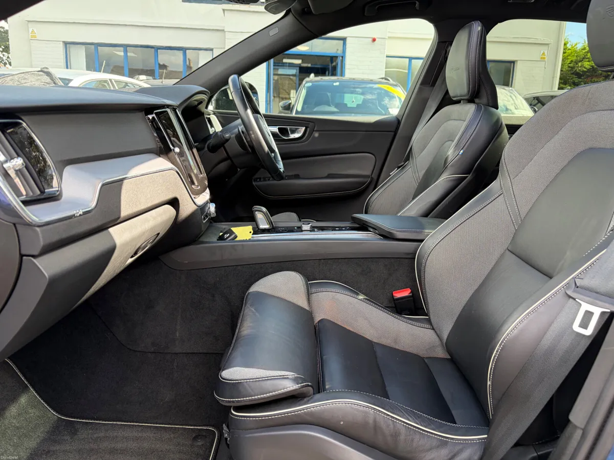 2019 Volvo XC60 T8 R-Design Twin Engine AWD Automa - Image 4