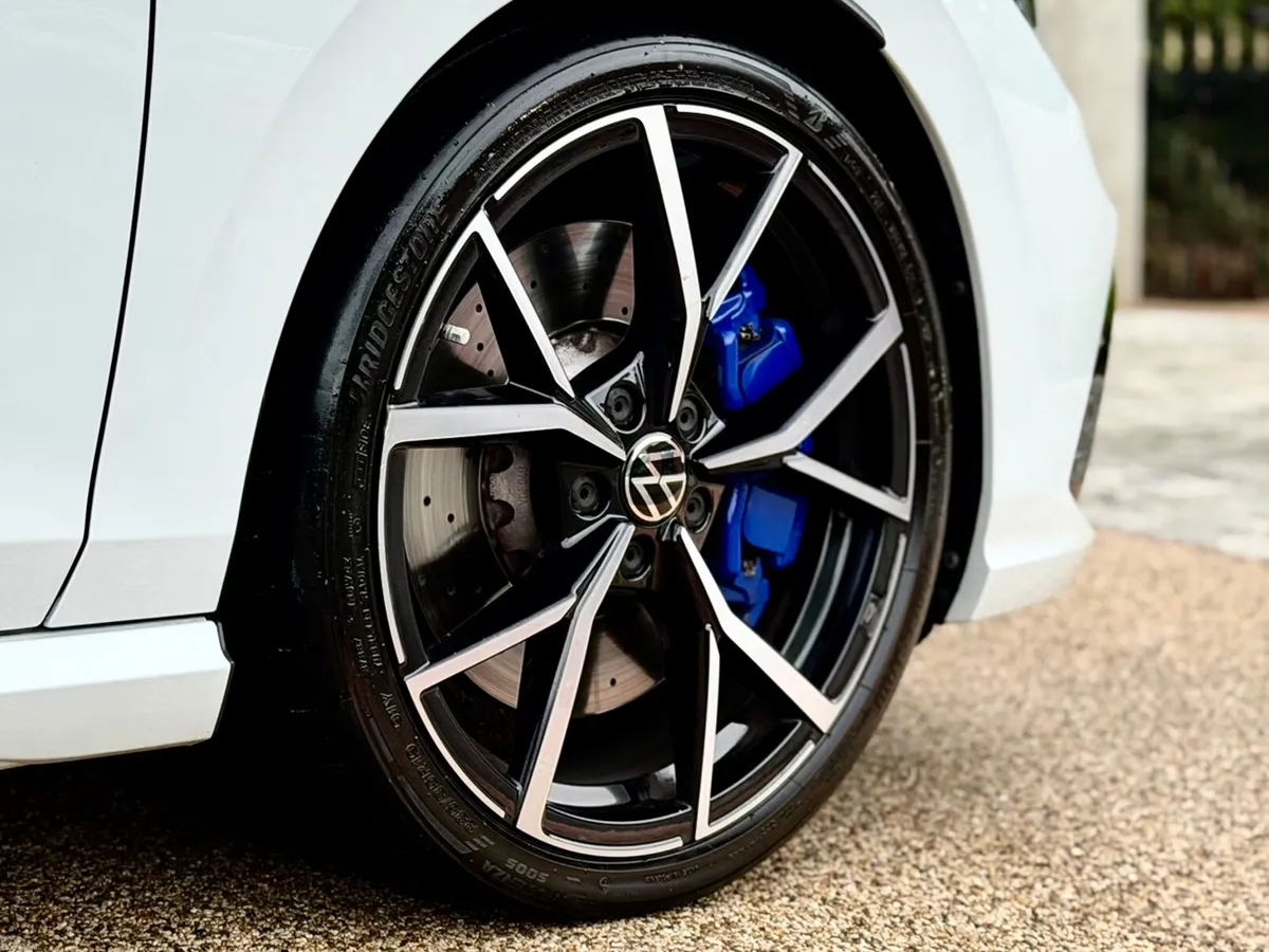 Volkswagen Golf R 320BHP GREAT SPEC LOW KM - Image 5