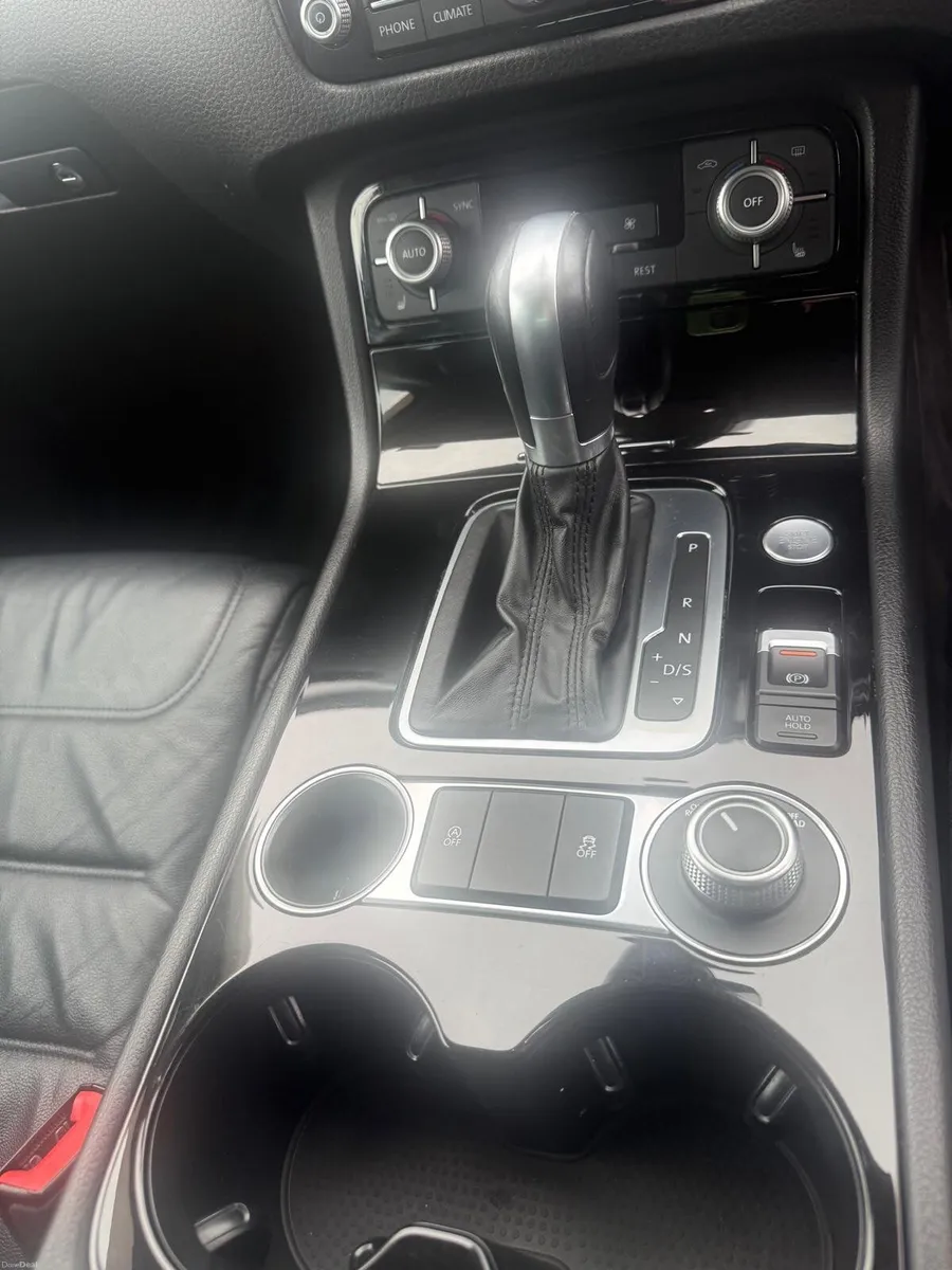 Volkswagen Touareg 2018 - Image 2