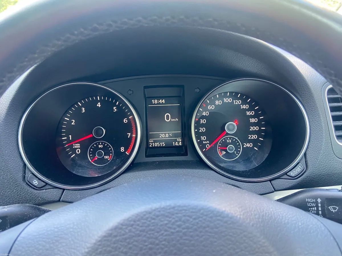 Volkswagen Golf 2011 - Image 2