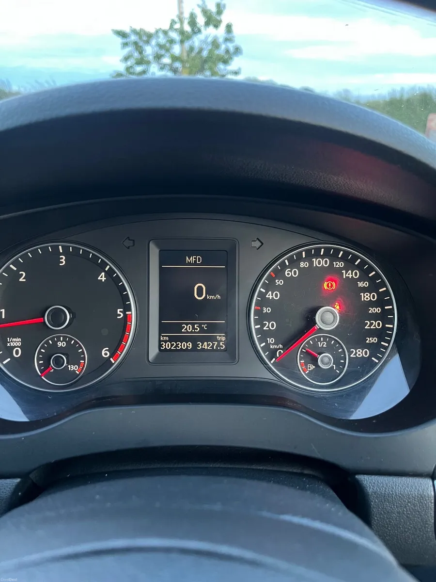 Volkswagen Jetta 2011 - Image 2