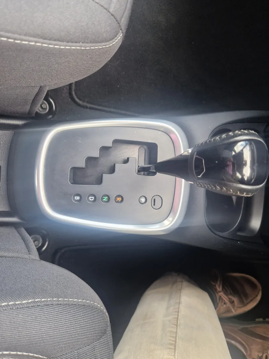Toyota Yaris Hybrid 2017 - Image 5