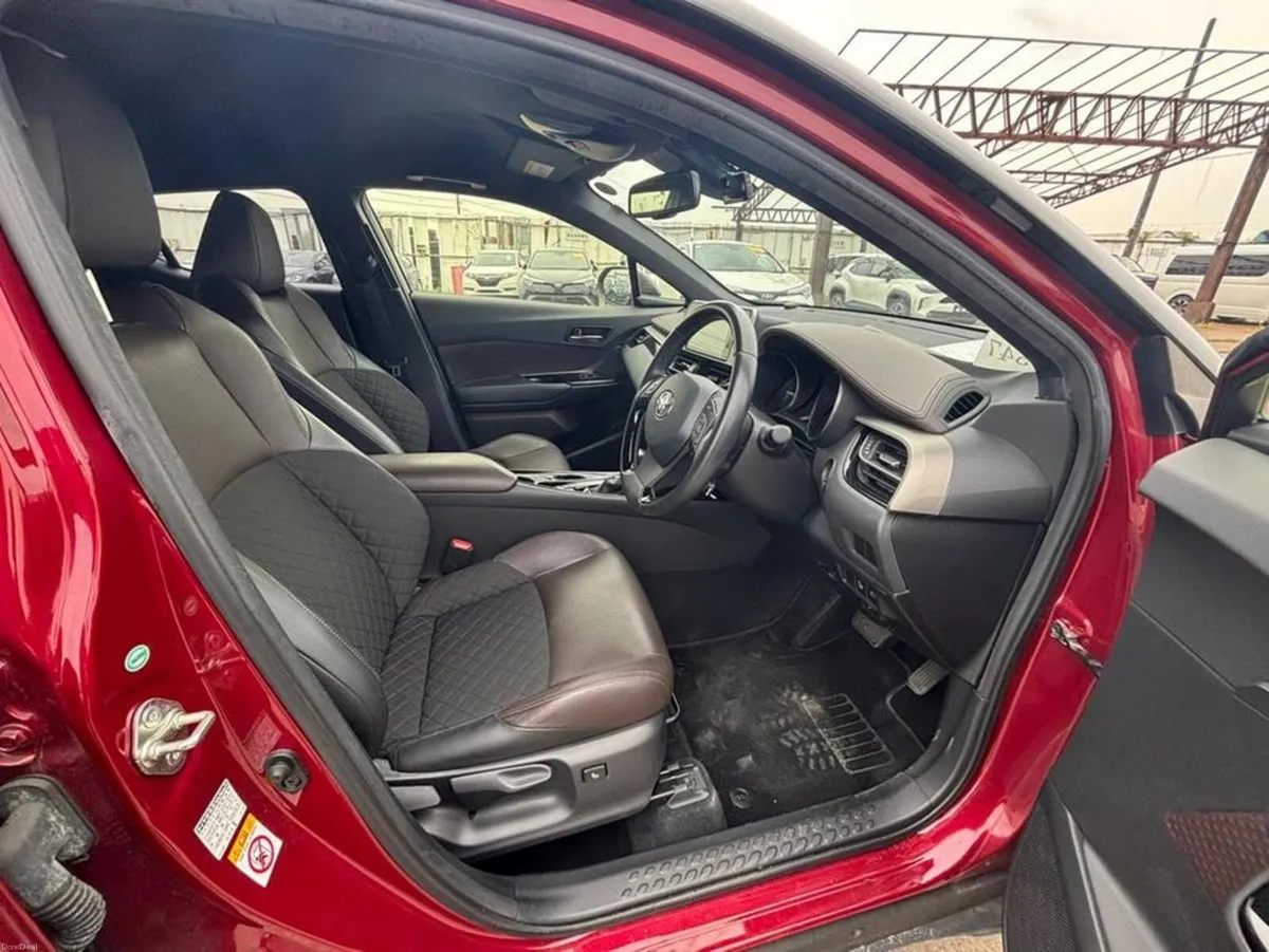 Toyota C-HR G Package Leather seats - Image 5