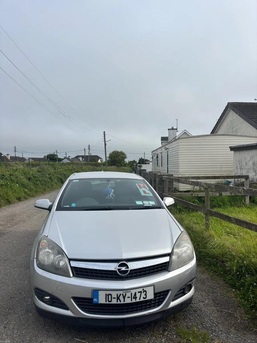 Opel Astra 2010 - Image 1