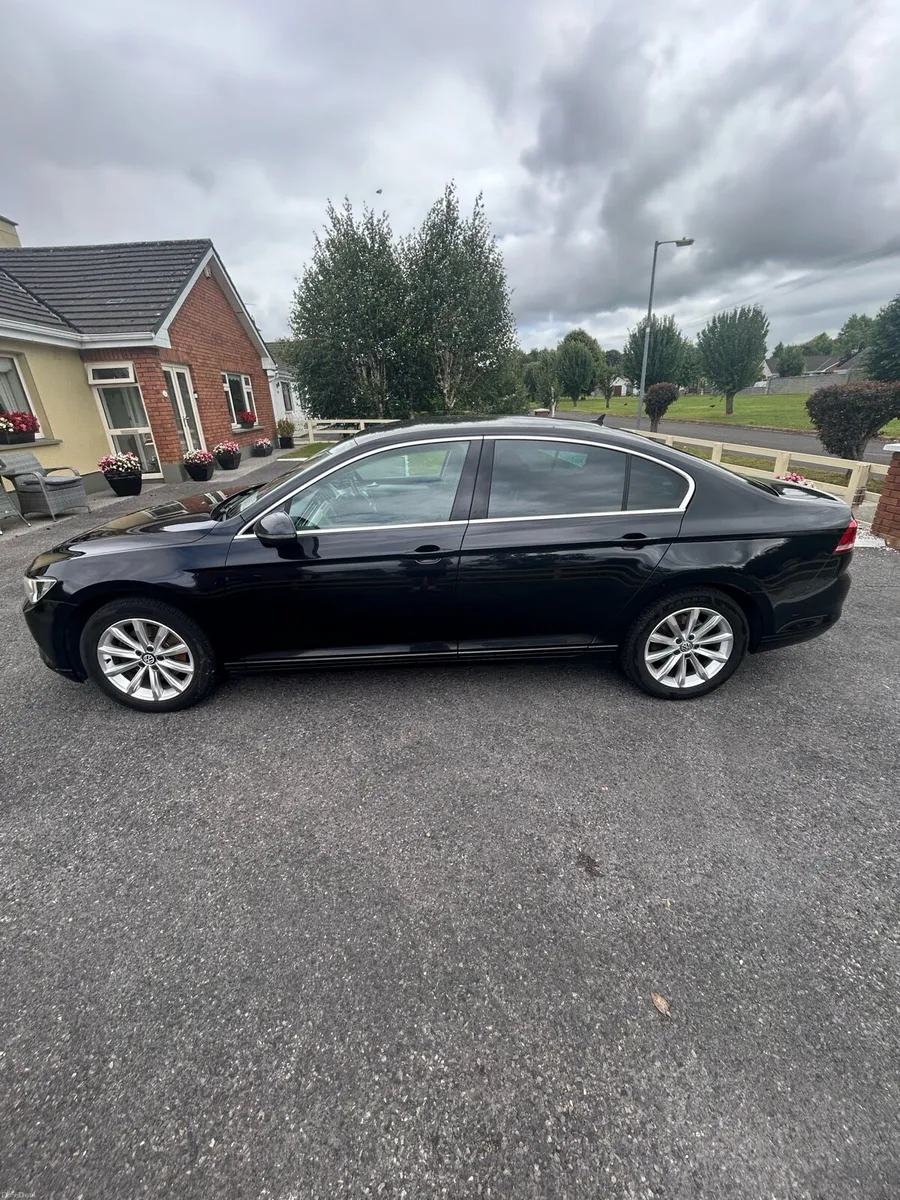 Volkswagen Passat - Image 2