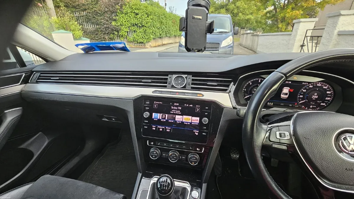 Volkswagen Passat 2019 - Image 5