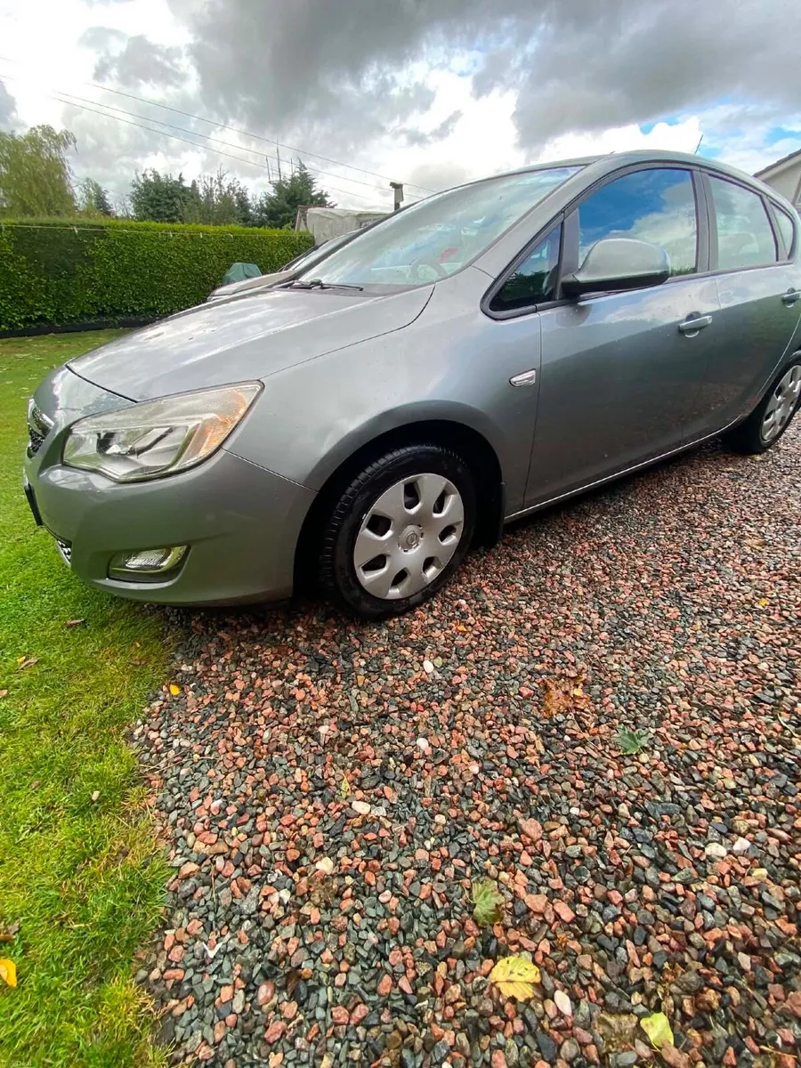 Opel Astra 2011 - Image 1