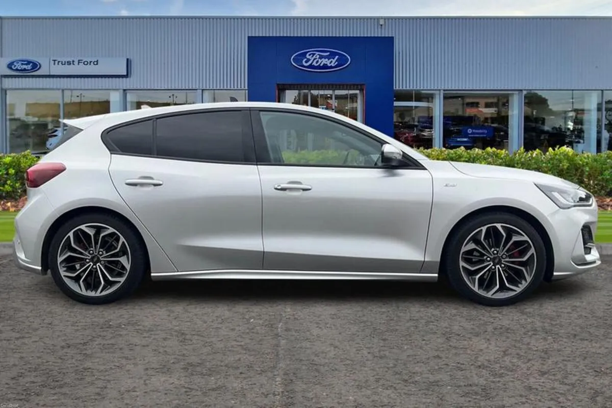Ford Focus 1.0T EcoBoost MHEV ST-Line X Hatchback - Image 3