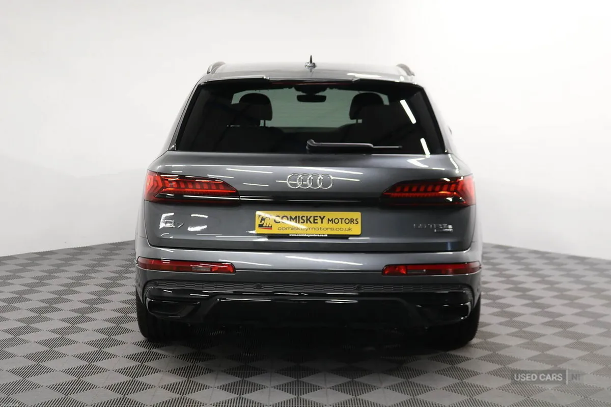 Audi Q7 TFSIe V6 Black Edition - Image 5