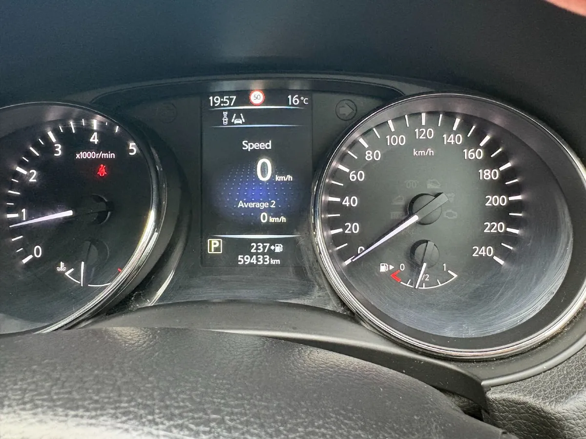 Nissan Qashqai 1.2 SV CVT Premium  Automatic 2017 - Image 4