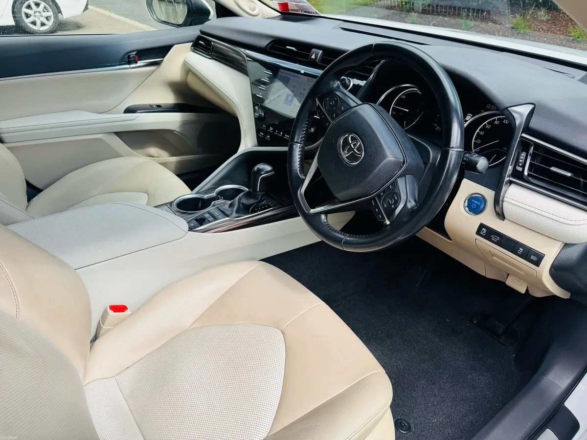 2020 Toyota Camry white pearl 2.5 self charging - Image 4