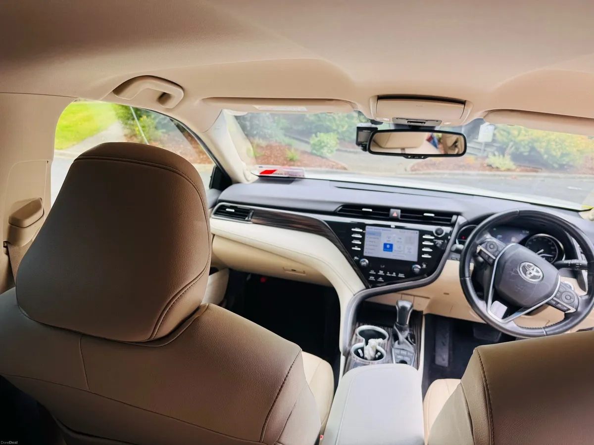 2020 Toyota Camry white pearl 2.5 self charging - Image 6