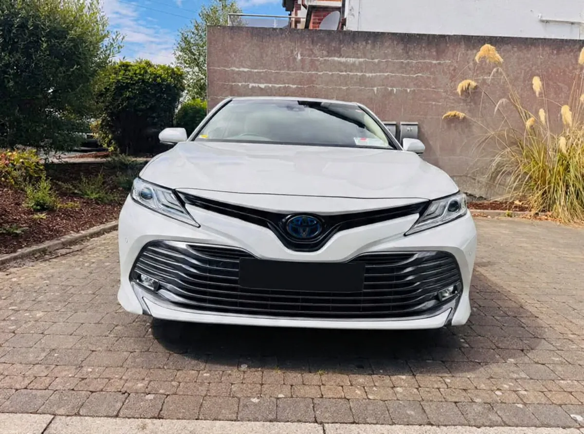2020 Toyota Camry white pearl 2.5 self charging - Image 2