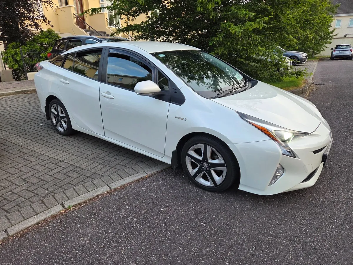 Toyota Prius 2018 Luxury - Image 3