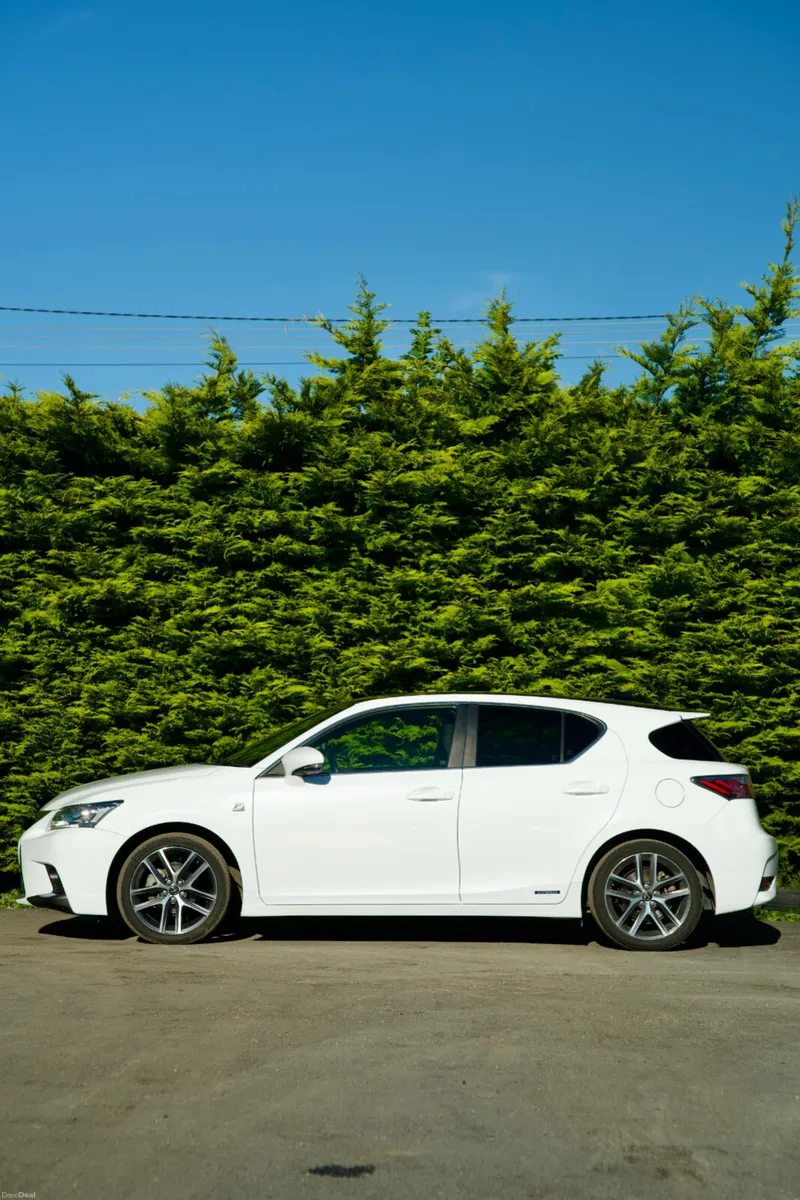 Lexus CT200H F-SPORT 2017 - Image 2