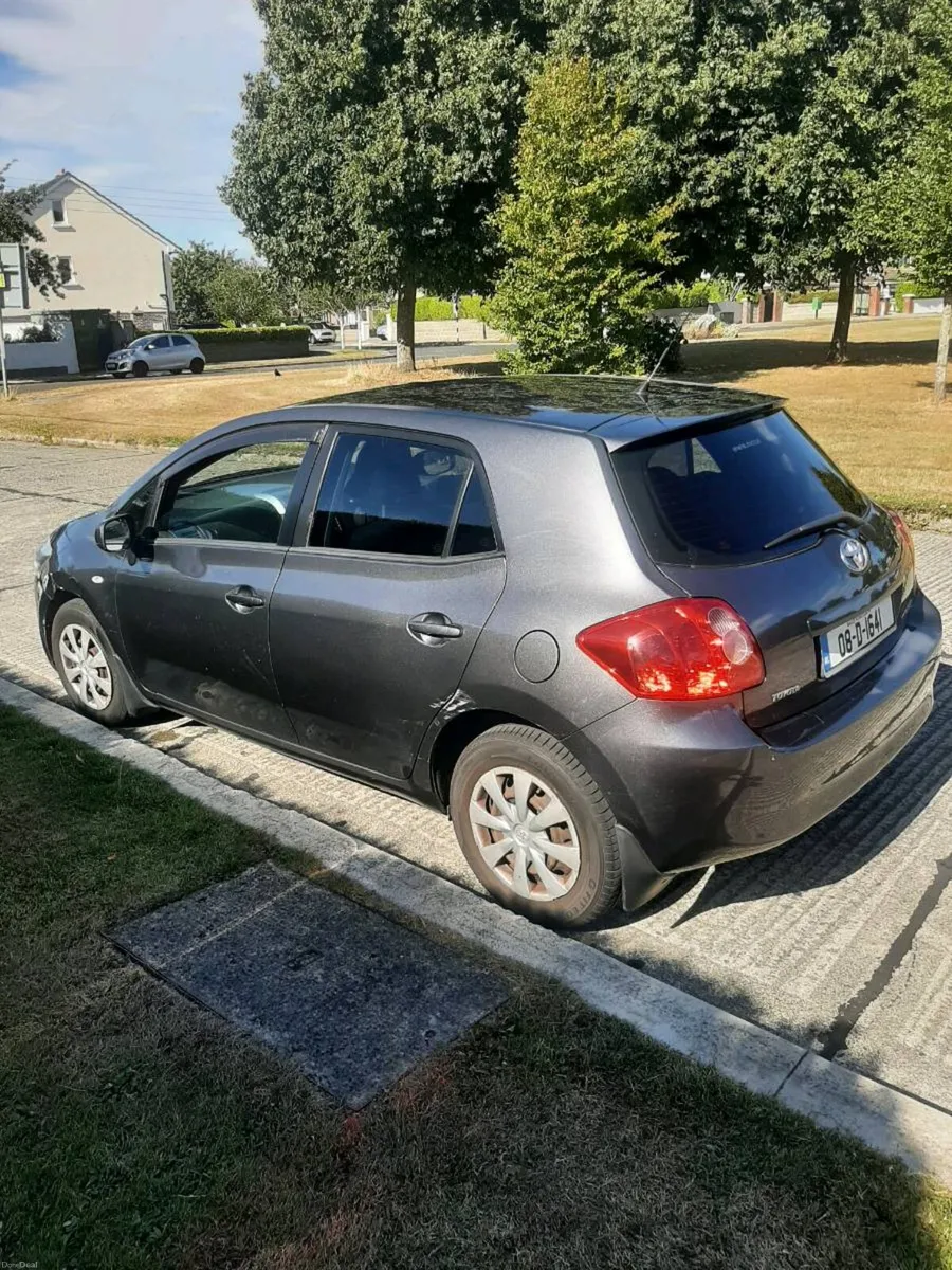 Toyota Auris 1.4  5 DR - Image 2