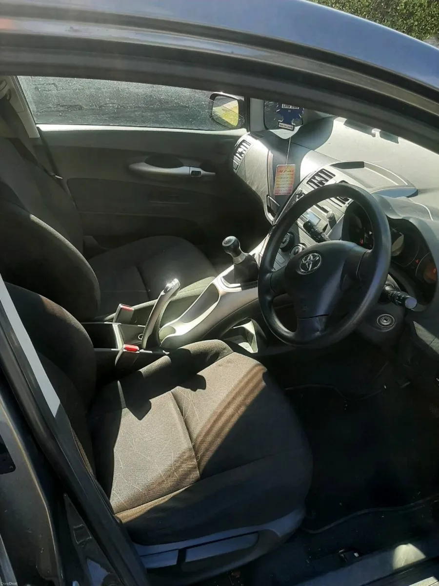Toyota Auris 1.4  5 DR - Image 4