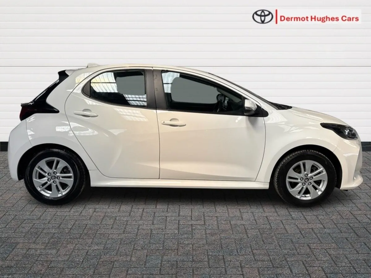 Toyota Yaris HYBRID LUNA AUTO - Image 3